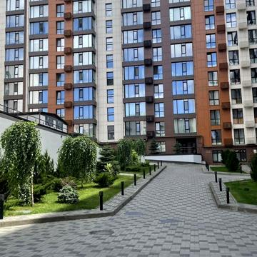 Левка Лукʼяненка вул. (Василя Жуковського), 24
