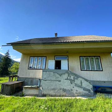 Продам власний будинок із земельною ділянкою.