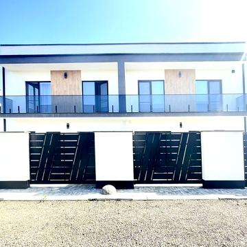 Продається таунхаус на етапі будівництва.