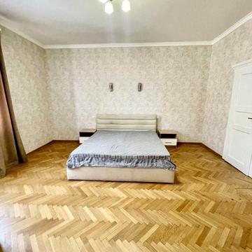 Продається трикімнатна квартира в центрі