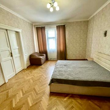 Продається трикімнатна квартира в центрі