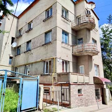 Продається 2-кімнатна квартира в самому центрі міста. Чортків