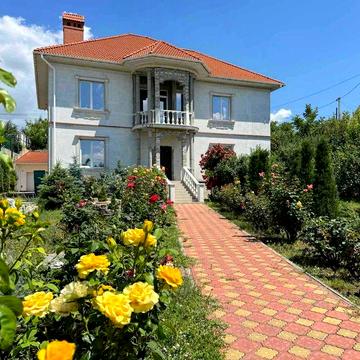 Продаю маєток з видом на річку, для великої родини. ц1