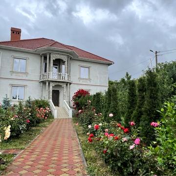 Продаю Будинок вул. Привільна площа 463 м. Земля 32 сот.