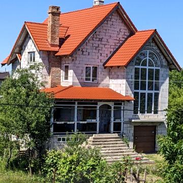 Будинок біля міського озера