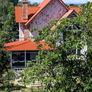 Будинок біля міського озера