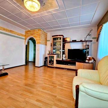 Продається простора дворівнева 3-кімнатна квартира...
