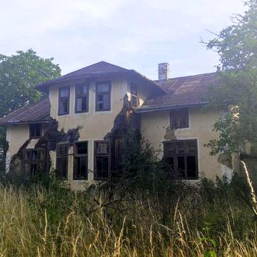 Будинок із земельною ділянкою в селищі Кути