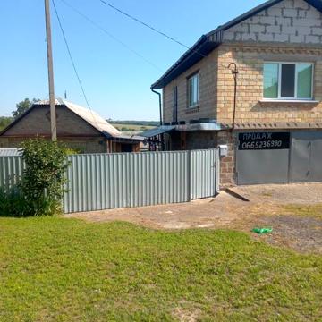 Продаж двох будинків на одній ділянці