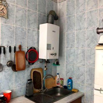 1к біля Виставка. Косметичний ремонт, не кутова, цегляний будинок