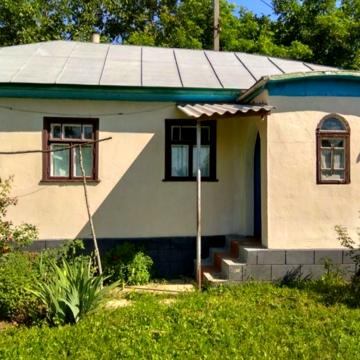 Продам хату з городом.Велика територія.