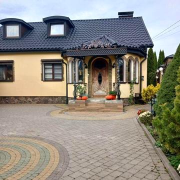 Продам будинок в Почаїві.Можливий обмін на Київ чи Львів.Аренда .