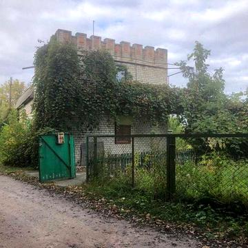 Будинок на березі річки.