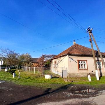 Продається будинок з прилеглою тереторією