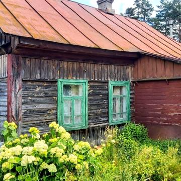 Будинок у ліса, блакитні озера.
