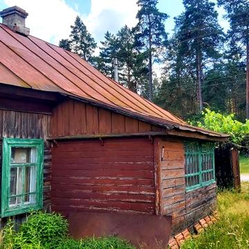 Будинок у ліса, блакитні озера.
