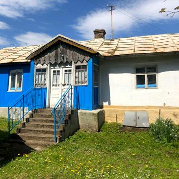 Приватний будинок з присадибною ділянкою