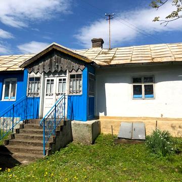 Приватний будинок з присадибною ділянкою