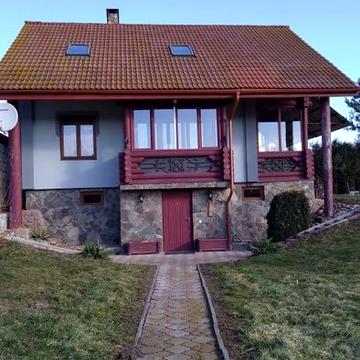 Будинок зі ставами біля Львова.