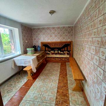 Продається добротний великий будинок в центрі туристичного куточка