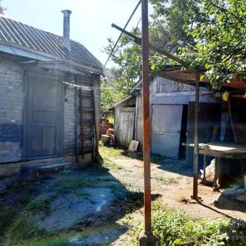 Добротна частина будинку з окремим двором у Пісочині