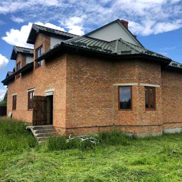 Продається двоповерховий будинок з гаражем