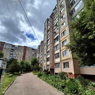Продається 4-кімнатна квартира по вул.Героїв Крут