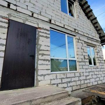 Будинок поряд з містом в гарному місці