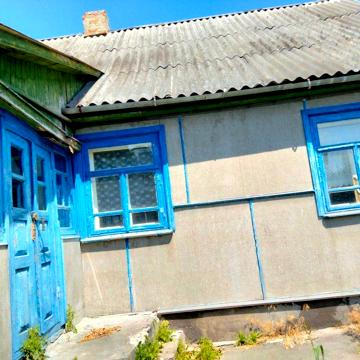 Продам будинок на 2 ходи , потребує ремонту.Можливий торг.