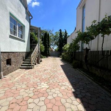 Продаж будинку на початку Сторожниці. Супер під бізнес!