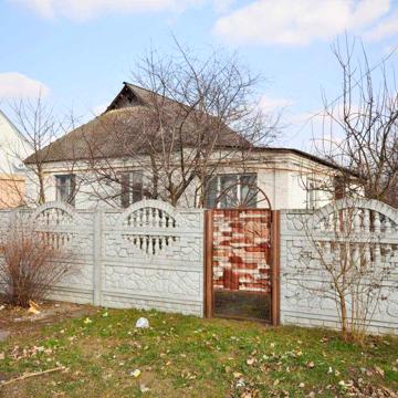 Будинок біля магазину в центрі с. Фурси!