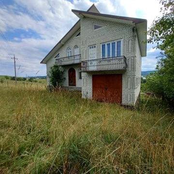 Продається двоповерховий Будинок. Камін. Гараж. Гори.