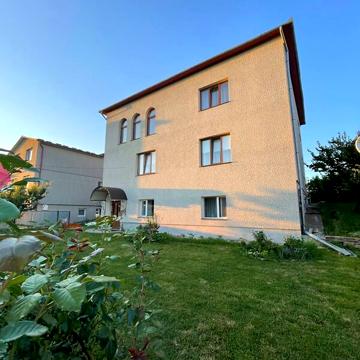 Продаж 10к Дім Євгена Коновальця вулиця