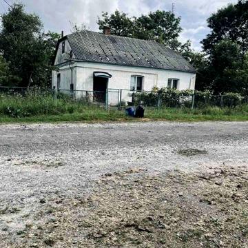 Будинок в селі біля річки