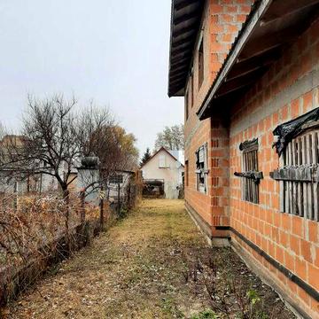 Недостроенный дом у Днепра на Осокорках.