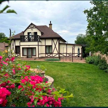 Продаж будинку з ремонтом, велика ділянка 25 соток! 4 спальні