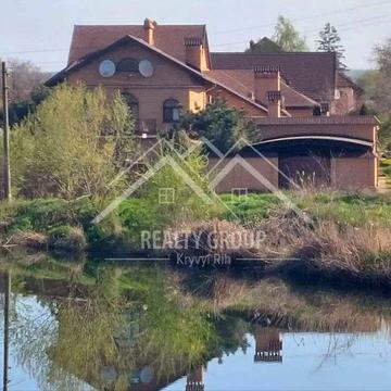 Продаж гарного будинку у центрi міста на пл.Визволення біля річки