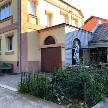 Великий будинок з класним місцем розташування на червону лінію