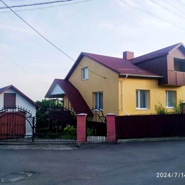 Продаж просторого будинку