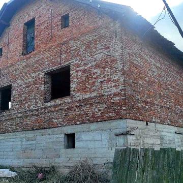 Новобудова на околиці м. Івано-Франківська та 0,18 га землі. Власник