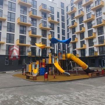 Майданна вул., 4