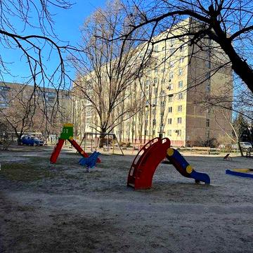 Продам 3-х кімнатну квартиру по пров. Добровольців.б.6