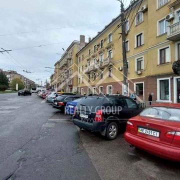 Продаж просторої 4к "сталінки" в центрі міста на пл.Визволення
