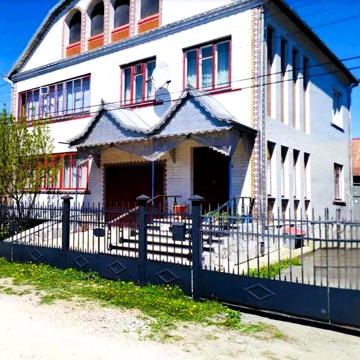 Затишний дім біля озер у тихому районі невеликого міста від власника