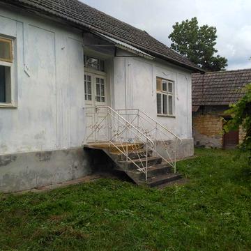 Будинок з ділянкою і садом