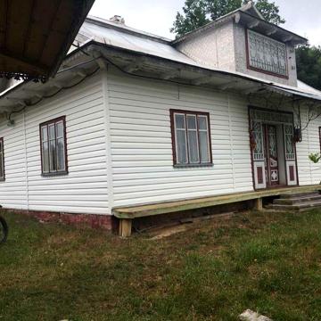 Будинок з земельною ділянкою