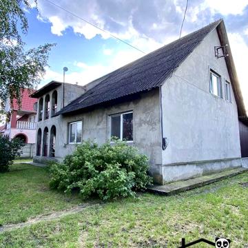 Продається великий будинок у затишному районі.
