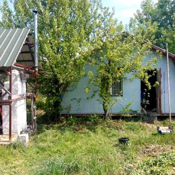 Дачна ділянка з літнім будиночком