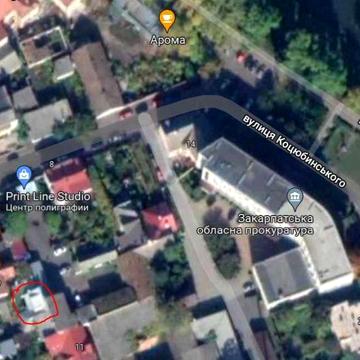 Продам трехкомнатный полуособняк в центре