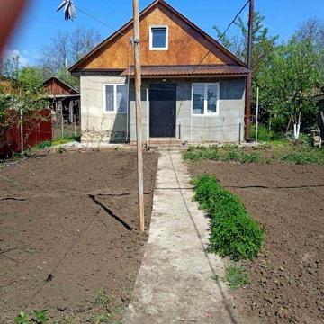 Продам два будинки в одному дворі